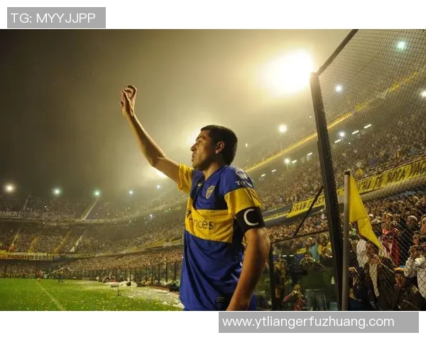 他与足球明星的相似之处令人惊叹仿佛是场上球员的翻版