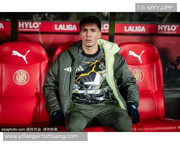 荷兰足球明星10号的传奇之路与辉煌成就回顾 荷兰足球明星10号的传奇之路与辉煌成就回顾